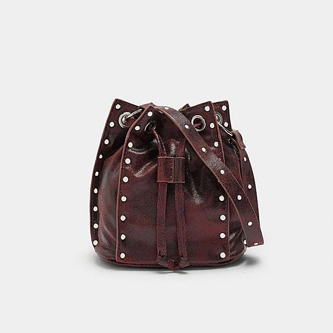Bolso de hombro con tachuelas (27,99€)