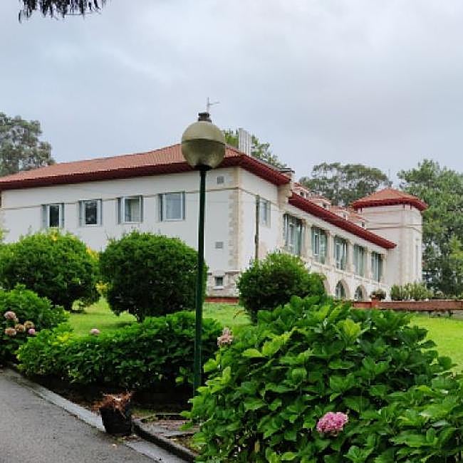 Ruinas del antiguo sanatorio en la Isla de la Pedrosa, Cantabria