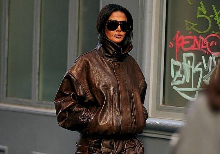 Mujer con total look marrón chocolate