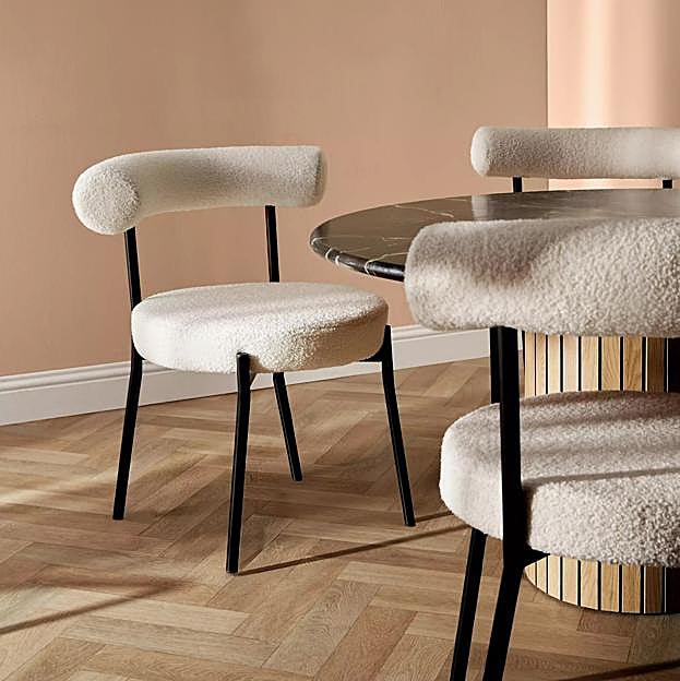 Imagen principal - El sillón de 100 euros de Primark Home que no encontrarás ni en IKEA ni en Zara y que ya está agotado en todas las tiendas de Madrid