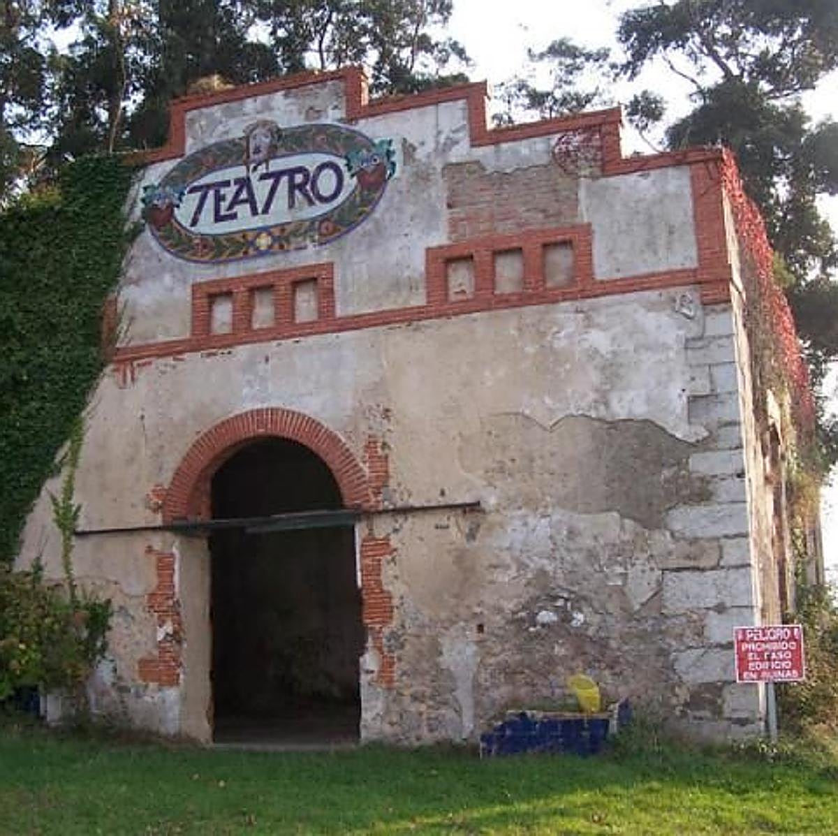 Teatro abandonado en la Isla de la Pedrosa, Cantabria