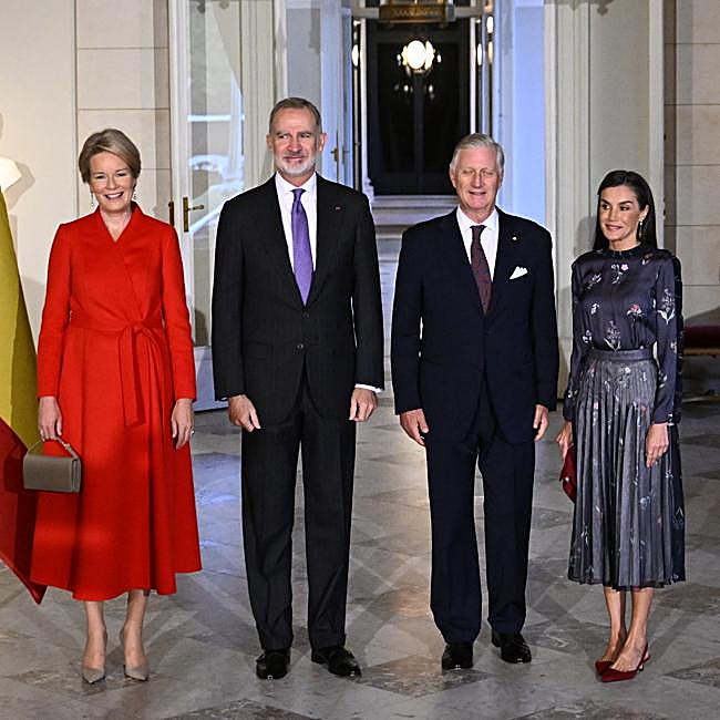 Los reyes de Bégica han recibido a Felipe y Letizia en el Palacio Real de Bruselas.
