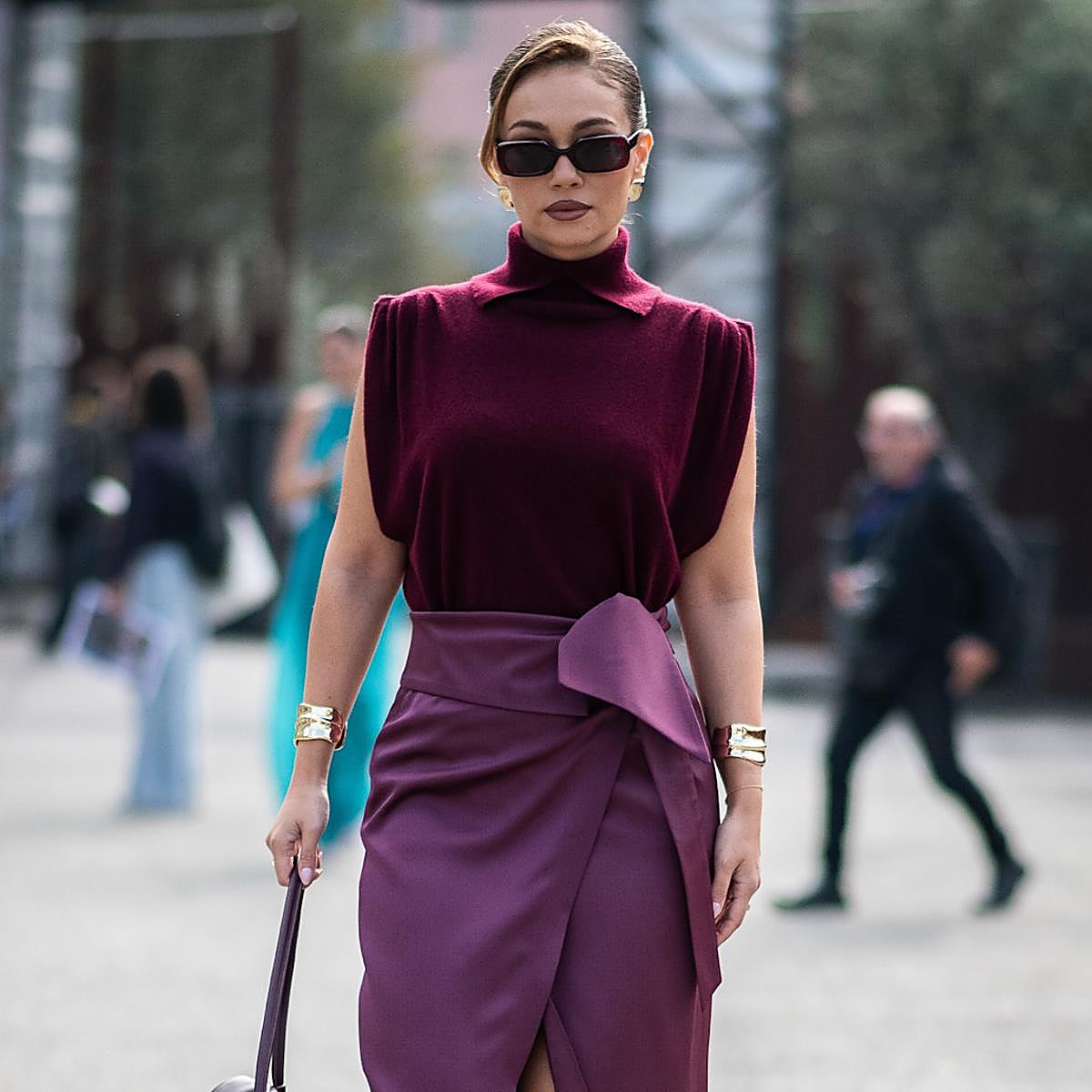 Mujer con look de invitada en burdeos