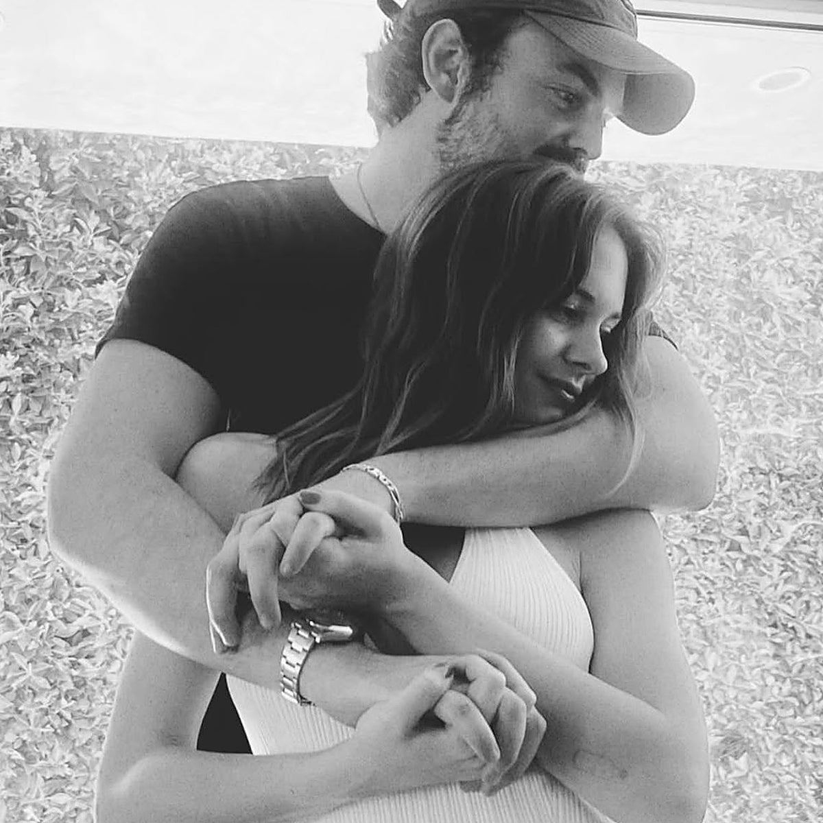 Stella del Carmen Banderas y Alex Gruszynski en su foto de compromiso.