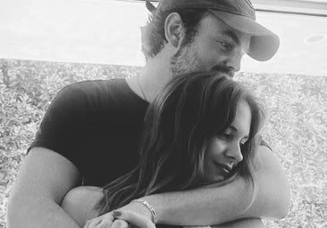 Stella del Carmen Banderas y Alex Gruszynski en su foto de compromiso.