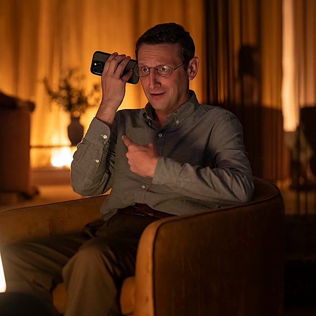 El personaje interpretado por Robinson se verá involucrado en una extravagante conspiración que involucra a su famila y su trabajo.