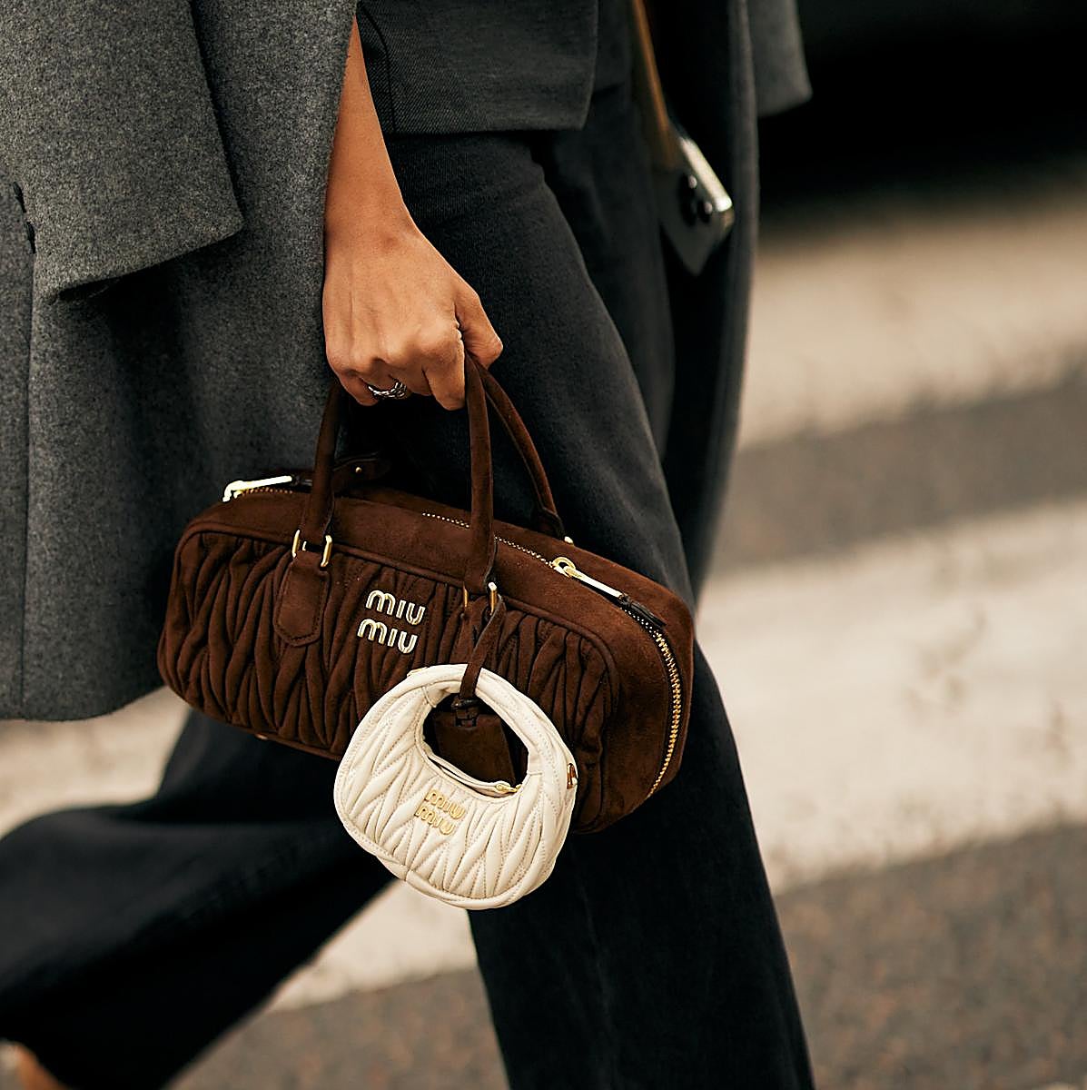 Mujer con look en marrón y gris