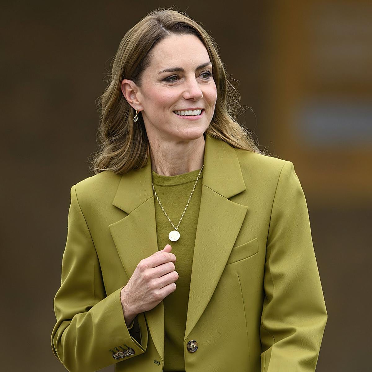 Kate Middleton con un traje de Victoria Beckam
