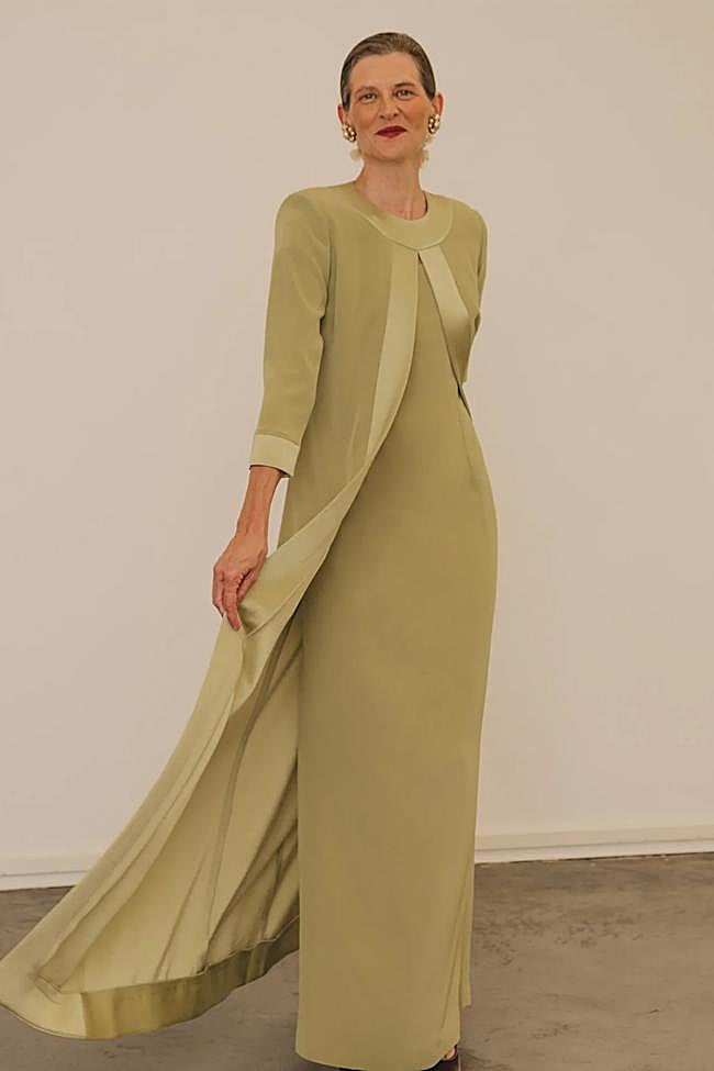 Vestido largo en verde con capa de Cherubina.