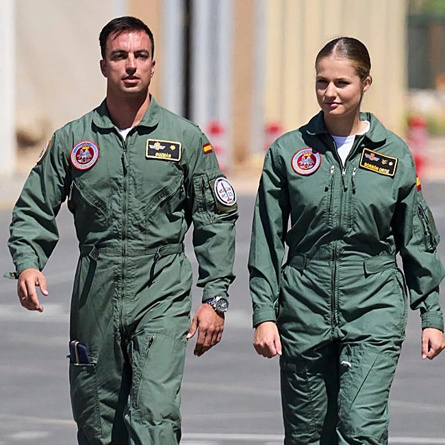 La princesa Leonor, en la base de San Javier, con Alberto Guzmán jefe de instructores del ala 792.