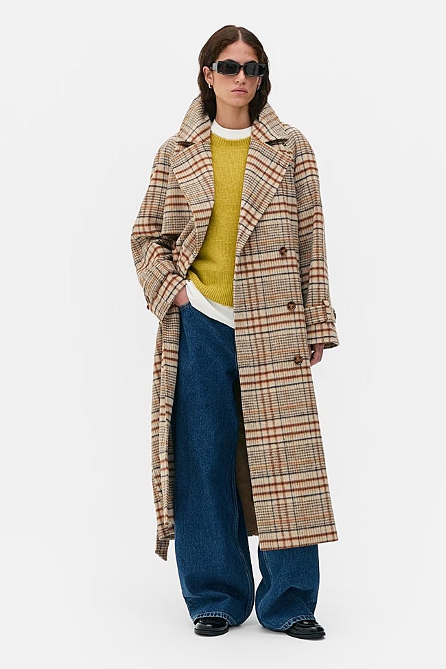 Abrigo con estampado de cuadros de Primark (65 euros)