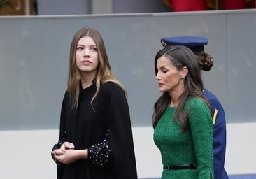 La infanta Sofía acompañada de su madre, la reina Letizia.