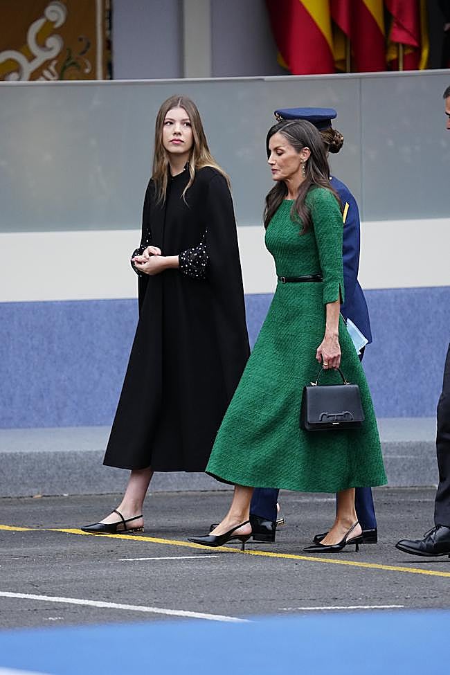 La infanta Sofía con abrigo capa junto a Letiza en el Día de la Hispanidad.