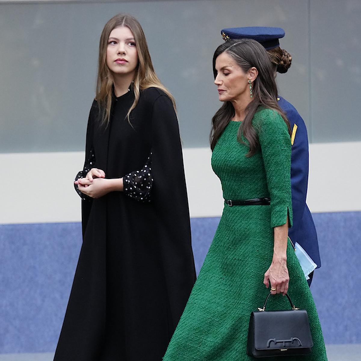 La infanta Sofía acompañada de su madre, la reina Letizia.