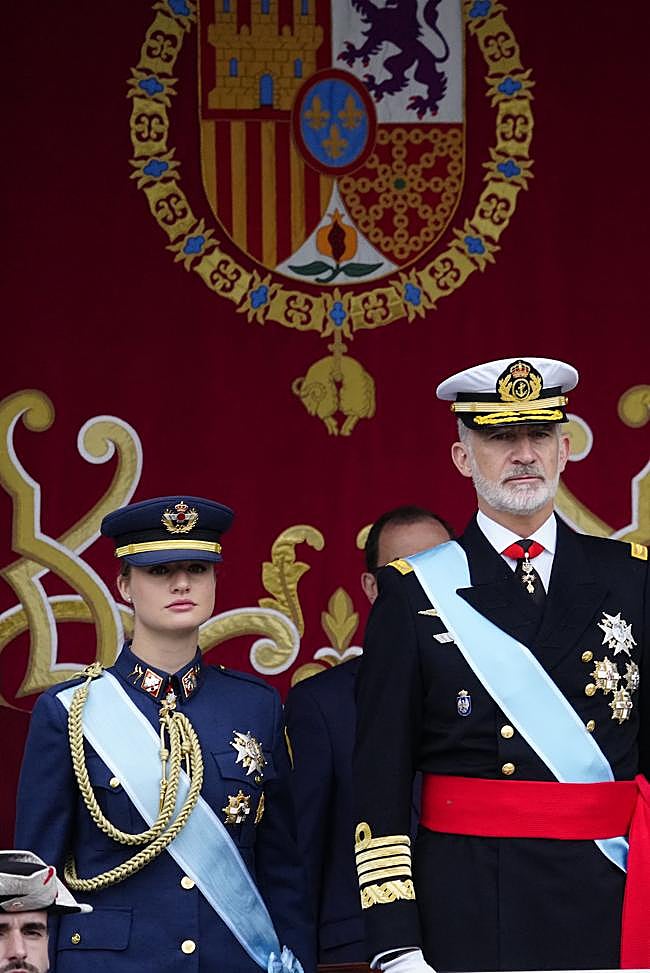 La princesa Leonor con uniforme militar junto a su padre el rey Felipe VI.