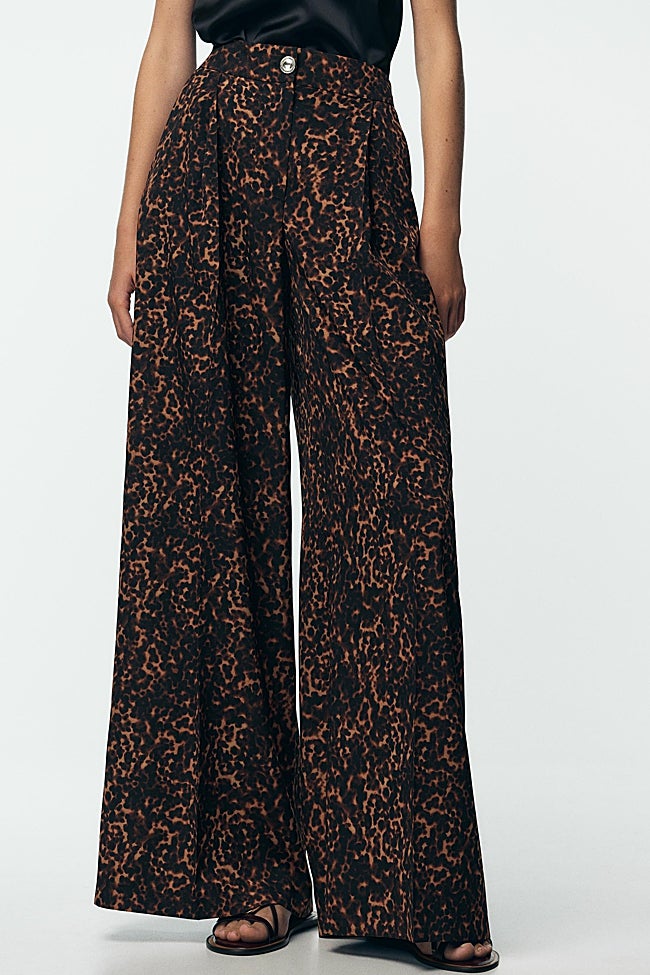 Vaqueros con estampado animal de Zara (35,95 euros)