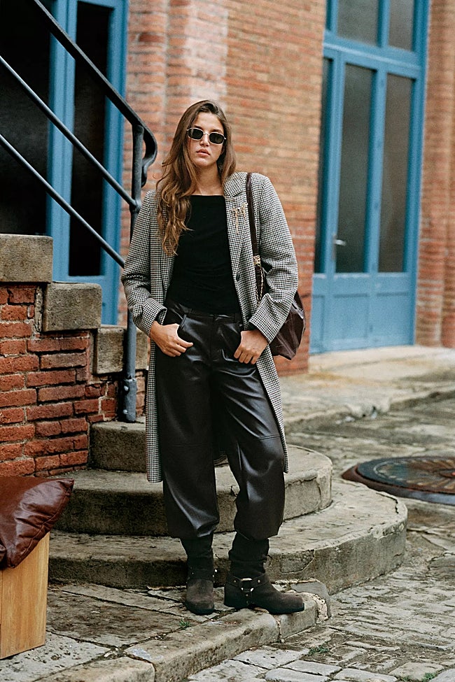 Abrigo con estampado de cuadros de Stradivarius (49,99 euros