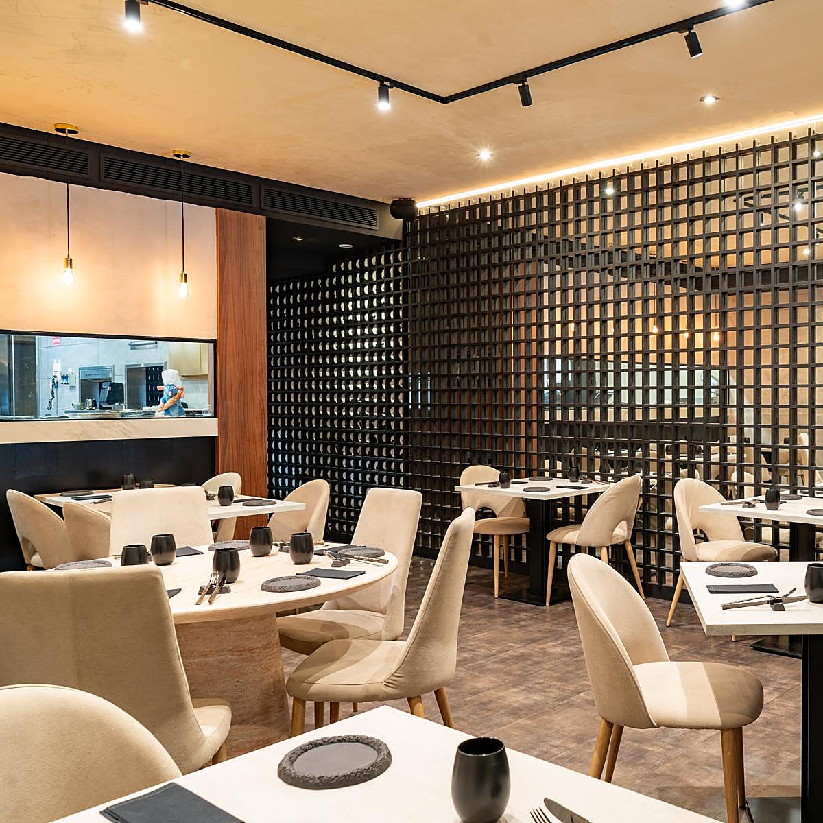 El comedor de Ekö Bistro, el restaurante francés que tienes que probar este otoño en Madrid.