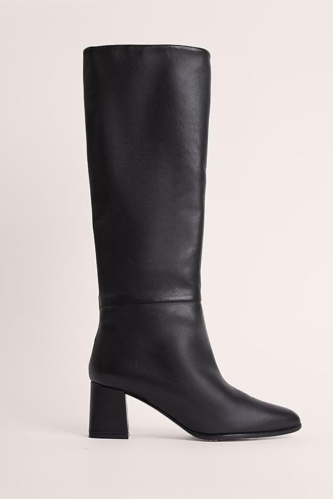 Botas altas en color negro de Malababa.