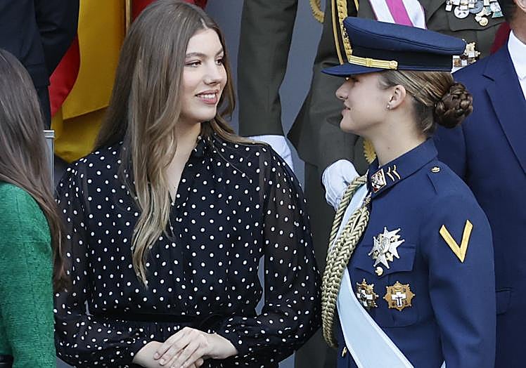La infanta Sofía y la princesa Leonor tuvieron gestos de cariño y complicidad durante toda la jornada.