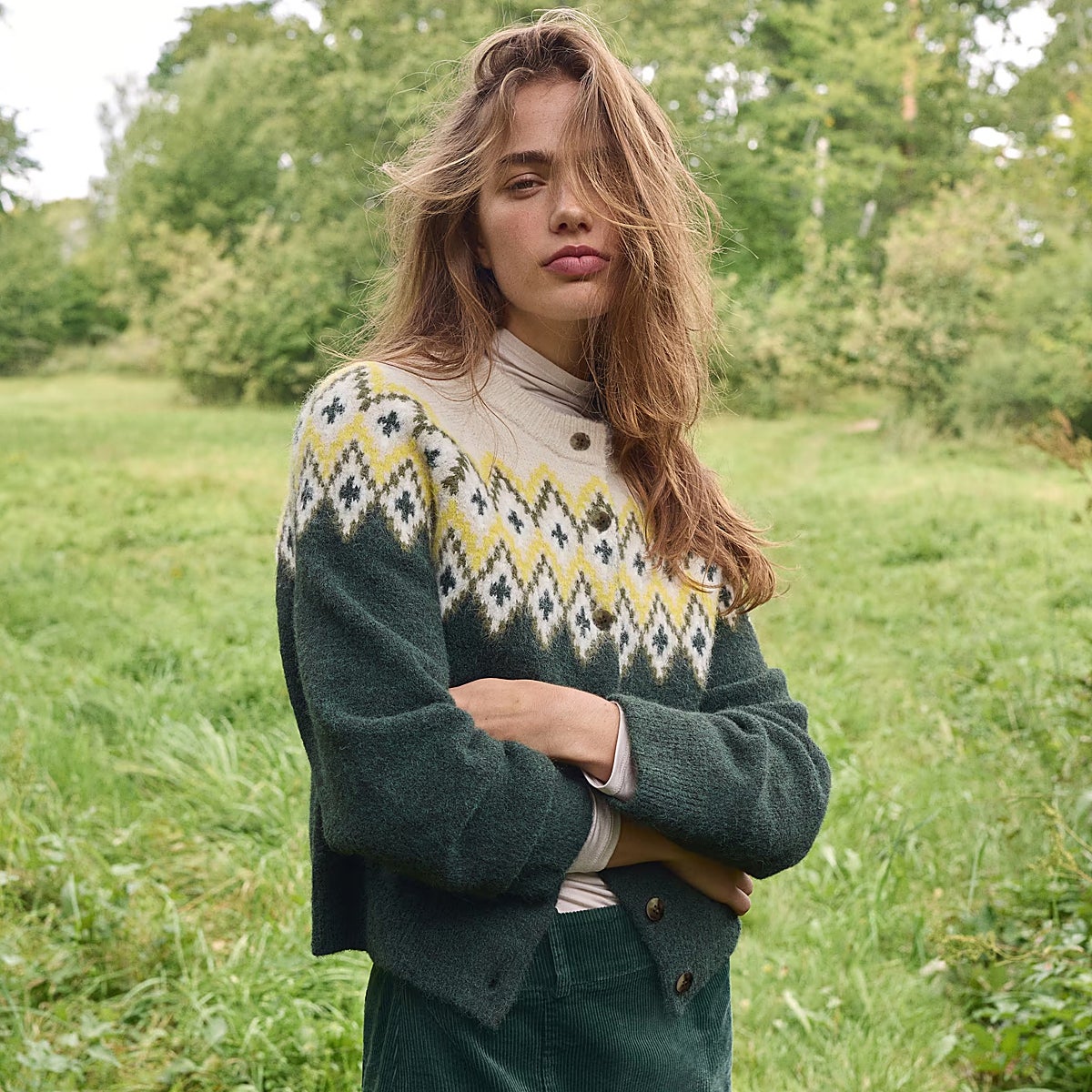 Es tiempo de empezar a pensar en las prendas de entretiempo más bonitas de la nueva temporada. Apuesta por los diseños estampados de estilo jacquard.