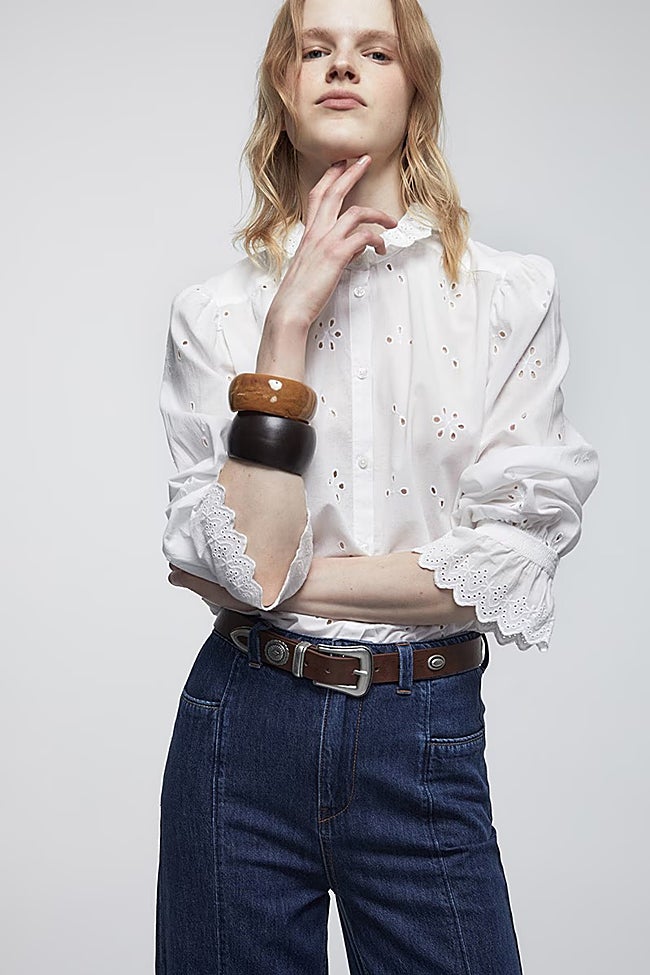Camisa blanca de Sfera (21,99 euros)
