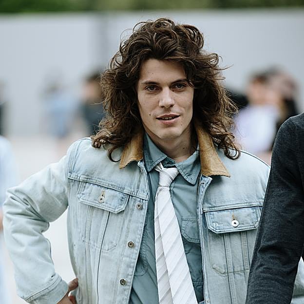 Imagen principal - Corte de pelo a capas años 70 para hombres de pelo medio y largo.