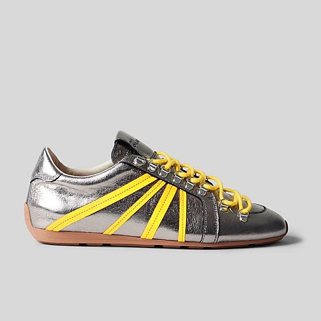 Zapatillas plateadas con cordones amarillos de Claudie Pierlot, 225 euros.