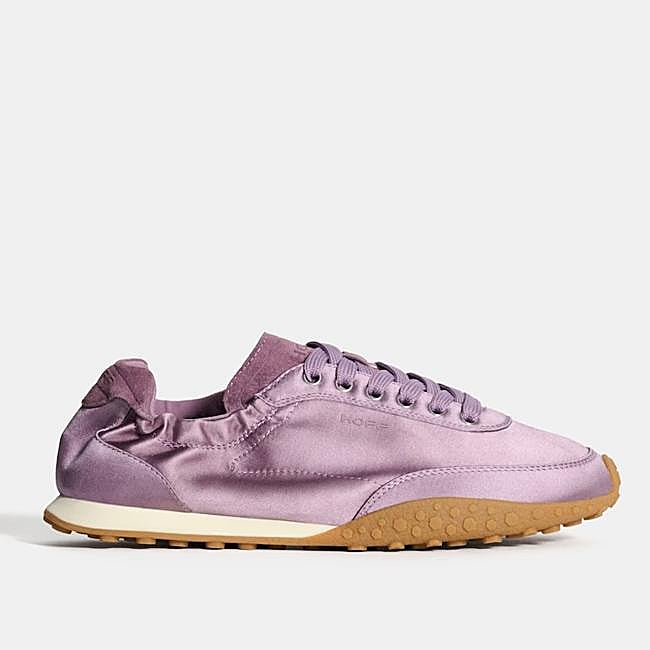 Zapatillas marrones de satén rosa de Hoff, 140 euros.