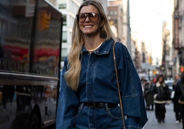 Mujer con total look denim