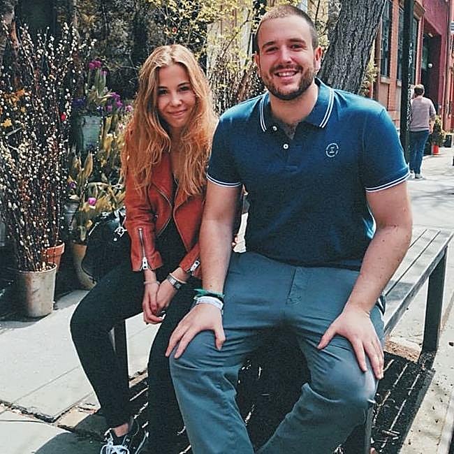 Celia Vega-Pienichet, con su primo, Ales Lequio.