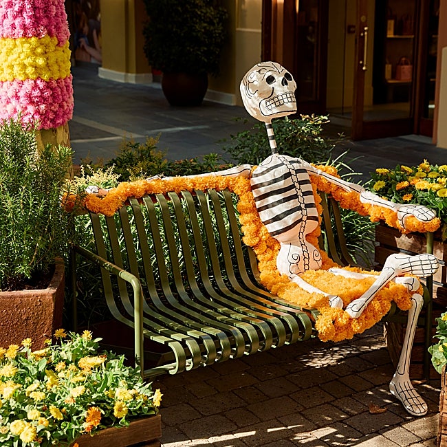 Un esqueleto a la mexicana poniendo color y metáfora a la fiesta.