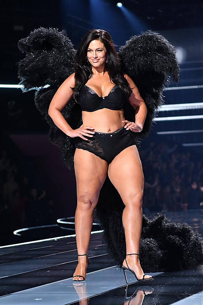 Ashley Graham en el desfile de Victoria's Secret 2025.
