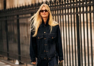 Dos looks denim de street style.