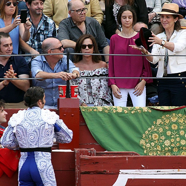 Morante de la Puebla dedicando un toro a la infanta Elena y a Victoria Federica.