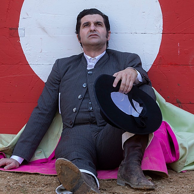 El torero Morante de la Puebla se toma un descanso en la plaza.