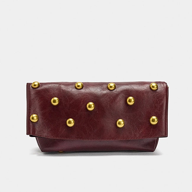 Bolso con tachuelas de Parfois (32,99 euros)