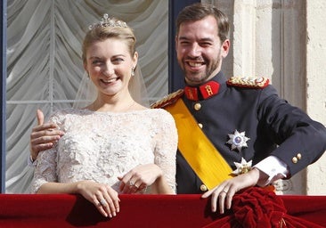 Así fue la boda de los Grandes Duques de Luxemburgo: un vestido de encaje, una discreta tiara y la primera pamela de Letizia