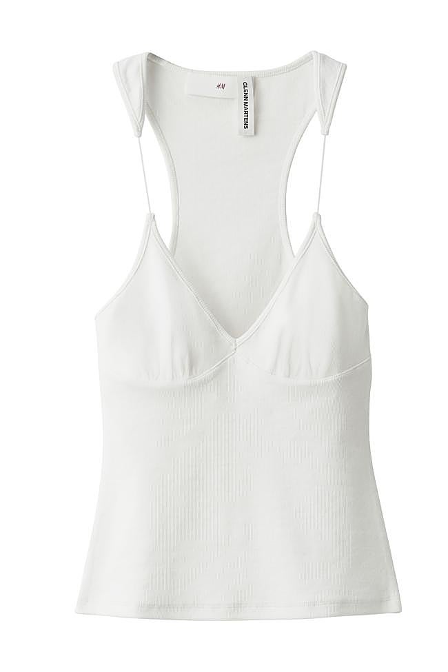 Top blanco con tirantes transparentes.