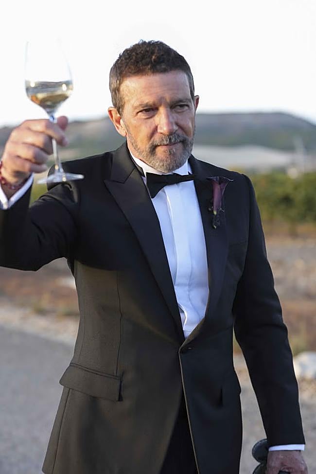Antonio Banderas con un traje de chaqueta negro y pajarita en la boda de su hija Stella del Carmen.