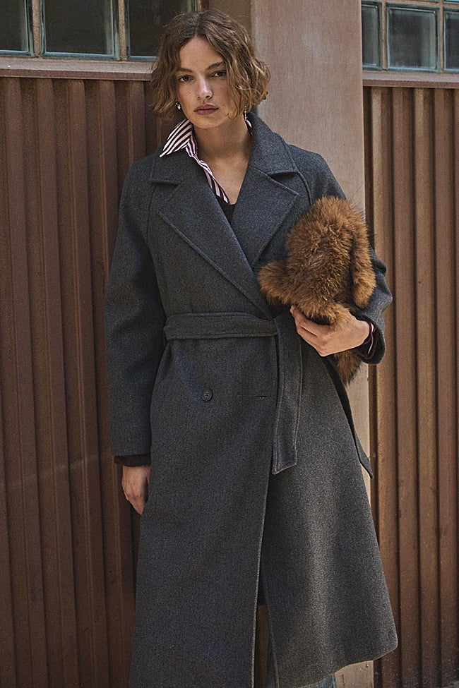 Abrigo gris de Stradivarius (49,99 euros)