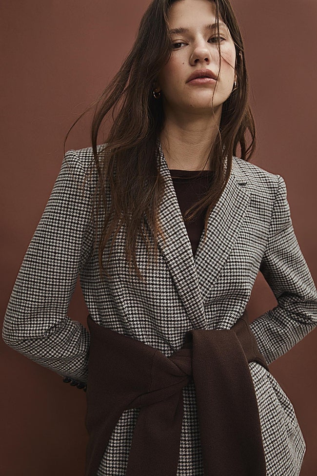 Americana con estampado de cuadros de Stradivarius (39,99 euros)