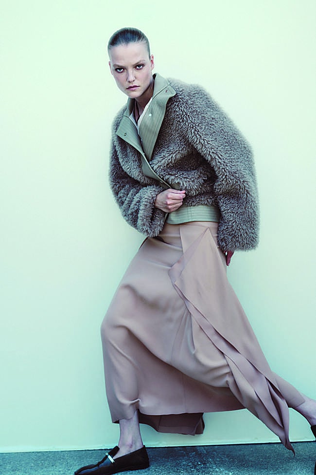 Cazadora, de SIMORRA; camisa y falda, de ARMANI y zapatos, de TOD'S.