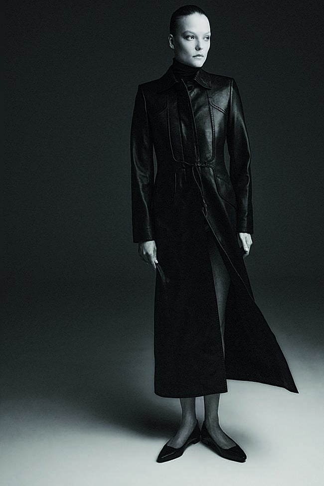 Abrigo de piel y suéter de cuello alto, ambos de HERMÈS. Los zapatos son de GEOX