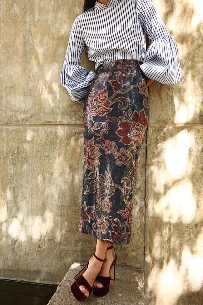 La falda midi de lentejuelas de Mattui cuesta 149 euros.