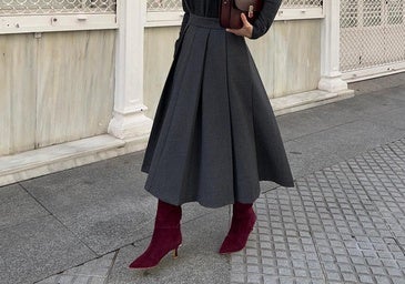 Un look de invierno con botas burdeos.