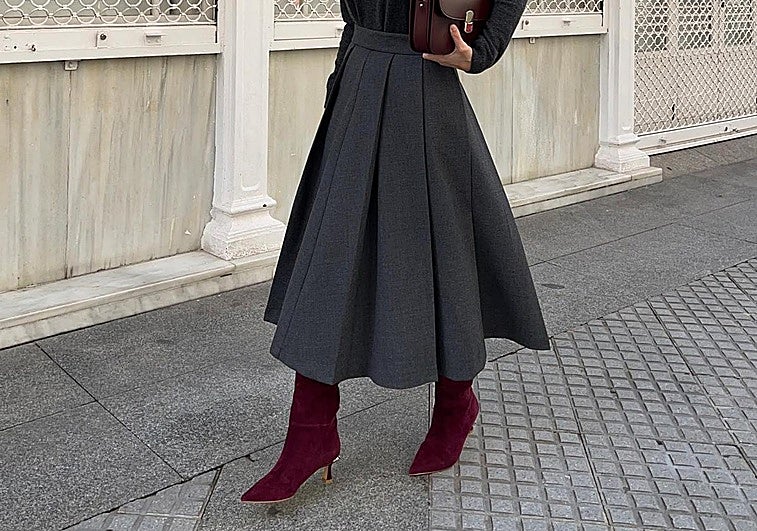 Un look de invierno con botas burdeos.