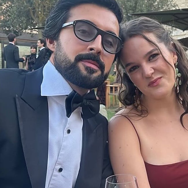 Dakota Johnson, al fondo de la imagen durante la boda.