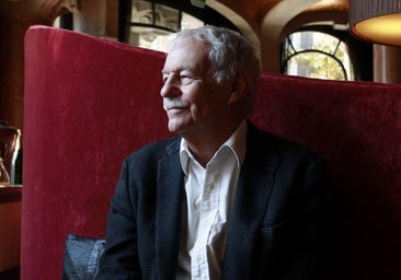 Eduardo Mendoza tiene también los premios Kafka y Cervantes, que le retratan.