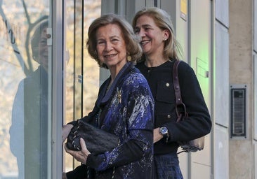 La infanta Cristina y la reina Sofía, juntas por Madrid en 2023.